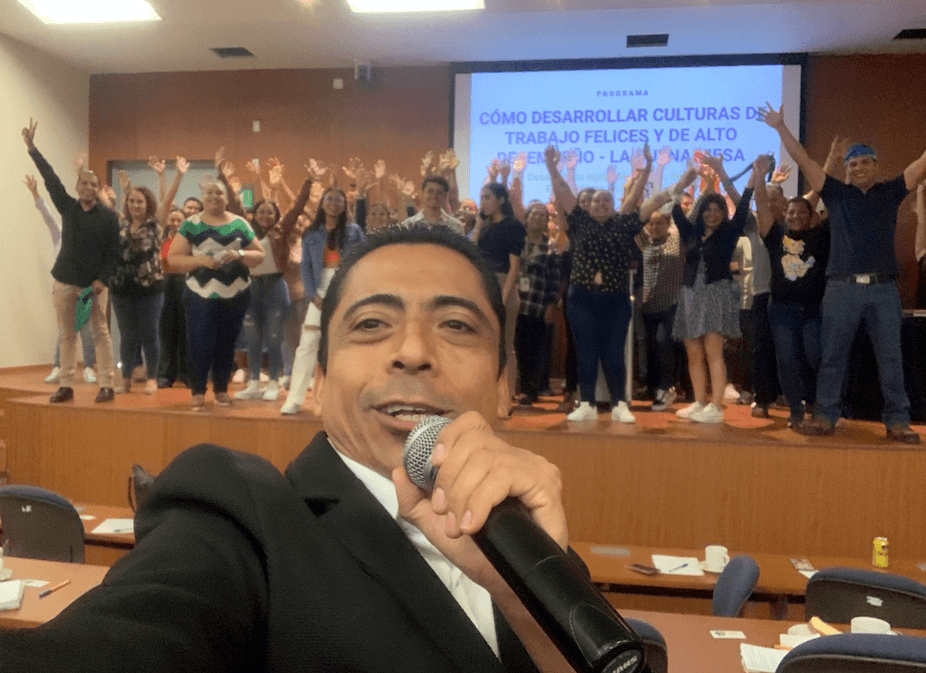 Dueño aprendiendo en clase